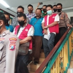 Tersangka Abdullah Muhibuddin dan Hery Jamari saat keluar dari ruang Kejari Sidoarjo menuju ke Kantor Kejati Jatim.