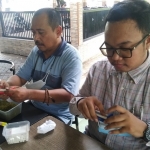 Yunus Mustofa bersama Adib sedang asyik melinting rokok.