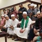 DUKUNGAN- Pengurus Gerakan Umat Islam Bersatu (GUIB) Jawa Timur yang beranggotakan 58 ormas Islam saat bertemu Walikota Surabaya Tri Rismaharini, di ruang kerja walikota Surabaya, Rabu (14/5/2014). foto humas Pemkot Surabaya untuk BangsaOnline