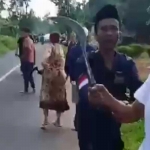 Tangkapan layar video yang viral sejumlah warga membawa senjata tajam, bahkan ada teriakan untuk mengajak carok.