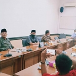 Pimpinan DPRD Pasuruan saat hearing dengan belasan aktivis LSM.