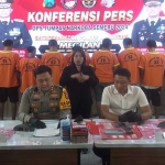 Kapolres Lamongan, AKBP Bobby Adimas Candra Putra, saat memimpin rilis pers hasil operasi tumpas narkoba.