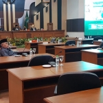 Pimpinan dewan saat mendengarkan paparan bupati menyampaikan LKPj APBD tahun 2019 melalui tampilan LCD.