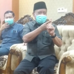 Bupati Fadeli dan Sekda Yuhronur Efendi saat bertemu wartawan Lamongan.