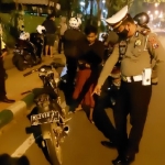 Satlantas Polres Pamekasan mengamankan puluhan motor dalam razia balap liar, Sabtu (16/4) malam.