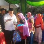 PENYALURAN: Bupati Saiful Ilah membagikan beras zakat fitrah, di Pendopo Delta Wibawa, Minggu (2/6). foto: MUSTAIN/ BANGSAONLINE