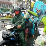 Para petani dari Desa Pandanrejo, Kecamatan Bumiaji, Kota Batu saat membagi-bagikan sayuran kepada pengendara yang melintas.