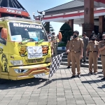 Pemberangkatan perdana bantuan beras yang dilaksanakan di depan Gedung Pendopo Ronggo Jumeno l oleh Bupati Madiun Ahmad Dawami. (foto: ist)