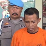 Polisi saat menginterogasi TKI dari Bangkalan yang nekat menyelundupkan narkotika jenis sabu-sabu.