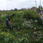 Warga saat kerja bakti bersih-bersih sungai.