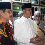 Pangdam diapit KH. Abdulloh Siroj dan Kepala Desa setempat.