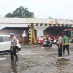 Jalan protokol di wilayah Gempol juga ikut tergenang banjir.