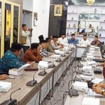 Pimpinan DPRD Gresik saat berdialog dengan MUI Gresik. foto: SYUHUD/ BANGSAONLINE