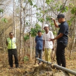 Anggota dewan saat sidak sumber air di Kedungdung.