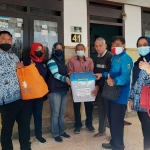 Petugas dari Dinas Sosial Kota Kediri saat menyerahkan bantuan kepada Hendrik Adolf Unwaru, salah satu veteran perintis kemerdekaan RI. Foto: ist.