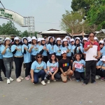 Paguyuban pedagang sayur balap Pasar Mojoagung saat ikuti gerak jalan.