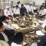 Gus Ipul saat doa bersama di kediamannya di kawasan Gayungsari Surabaya, Selasa (26/6) malam.