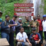 Ketua DPRD H. Ahmad Dafir (tengah pakai jaket Banser) bersama Camat dan Kepala Desa.