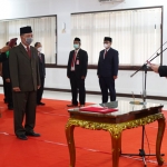 Bupati Hanindhito Himawan Pramana (kanan) saat melantik Adi Suwignyo sebagai Penjabat Sekretaris Daerah (Sekda) Kabupaten Kediri. Foto: Ist.