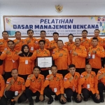 Suasana foto bersama pelatihan dasar manajemen bencana yang digelar BPBD Jember.