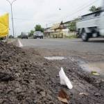 Lubang yang berada di Jalan Nasional rute 15 yang melintasi Kabupaten Jombang. foto: rony suhartomo/ BANGSAONLINE