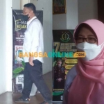 Kepala Diskoperindag Gresik, Malahatul Farda, dan sekretarisnya, Subhan, usai dimintai klarifikasi oleh kejaksaan. Foto: BANGSAONLINE