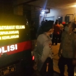 Polisi saat melakukan olah TKP di lokasi kejadian.