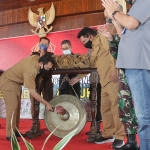 Bupati Nganjuk menandai pembukaan TMMD ke-109 dengan pemukulan gong. (foto: BAMBANG/ BANGSAONLINE)