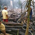 Kondisi rumah yang sudah ludes terbakar hingga rata dengan tanah.