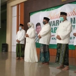 Ketua PWNU Jatim KH. Marzuqi Mustamar dan Khozanah Hidayati-Muhammad Anwar di Gedung Yayasan Bahrul Huda Jalan Letda Sucipto Tuban, Sabtu (19/9/2020). foto: suwandi/ bangsaonline.com