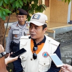 Moch. Saifudin, S.Sos, Kasi Pencegahan dan Kesiapsiagaan BPBD Kabupaten Kediri didampingi petugas dari Polsek Mojo, Polres Kediri Kota, saat memberi penjelasan kepada wartawan. foto: MUJI HARJITA/ BANGSAONLINE