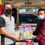 Kapolres Kediri AKBP Lukman Cahyono saat menyerahkan bantuan berupa beras kepada Risky, perwakilan wartawan di Polres Kediri. foto: MUJI HARJITA/ BANGSAONLINE.com