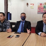 Tim Monev BPRS Syariah ketika memaparkan solusi penyelesaian kemelut keuangan di bank plat merah tersebut. foto: YUDI EP/ BANGSAONLINE