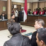 Gubernur DKI Jakarta nonaktif Basuki Tjahaja Purnama alias Ahok saat menjalani sidang lanjutan kasus pensitaan agama di PN Jakarta Utara, Jakarta, Selasa (20/12). foto: merdeka.com