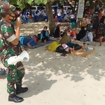 Babinsa Panceng, Gresik, saat memantau penerapan protokol kesehatan wisatawan di Pasir Putih.