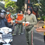 TN-Polri saat menggelar bakti sosial bagi-bagi masker di Lapangan Rampal Brawijaya, Kota Malang. 