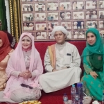 Gus Anom bersama artis Ita Purnamasari dan Sylvana Herman serta Ning Lia usai pengajian di Majelis Ta