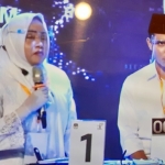 Paslon Nomor Urut 1 Ikfina dan Gus Barra dalam debat publik di salah satu stasiun televisi swasta lokal.