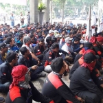 Buruh saat demo menuntut kenaikan UMK di kantor Pemkab Gresik. foto: SYUHUD/ BANGSAONLINE