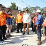 Kalaksa BPBD Jatim, Gatot Soebroto, bersama Pj Bupati Tulungagung, Heru Suseno, dan Kadis PU Bina Marga Jatim, Edy Tambeng Widjaja, saat meninjau pembangunan di Jembatan Kalidawir.