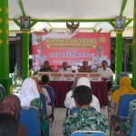 Suasana bakti sosial kepada anak yatim piatu di Desa Mojoruntut yang dilakukan Polresta Sidoarjo melalui Polsek Krembung.