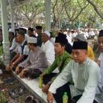 Rombongan PCNU dan MWC NU Sidoarjo saat ziarah di makam KH Imron Hamzah, di Kelurahan Ngelom Taman, Minggu (9/10). foto istimewa