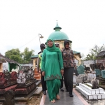 Khofifah berziarah ke makam Raja Tumenggung Tirtonegoro dan ke Kubah Pangeran Jimat di Kabupaten Sumenep.