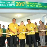 Direktur SDM & Umum PG Rahmat Pribadi dan jajaran direksi lain saat pembukaan Konvensi Inovasi Petrokimia Gresik (KIPG) ke-XXXI yang digelar di SOR Tri Dharma. foto: SYUHUD/ BANGSAONLINE