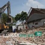 Proses perataan tanah menggunakan alat berat di lahan proyek tol Jombang-Kertosono. foto : RONY SUHARTOMO/ BANGSAONLINE