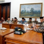 Gubernur Jawa Timut saat menerima pengurus FKUB Jatim, di Gedung Negara Grahadi Surabaya, Kamis (5/9) malam. Foto: istimewa/bangsaonline.com