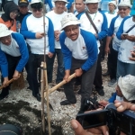 Wagub Jatim Saifullah Yusuf didampingi Dirjen Pengendalian Pencemaran dan Kerusakan Lingkungan melakukan gerakan menanam di sekitar bibir pantai acara Gerakan Bersih Taman Surabaya Pantai Kenjeran. Foto: YUDI ARIANTO/BANGSAONLINE
