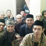 Said (tiga dari kiri) bersama teman-teman santri lainnya sedang mengikuti acara rutin Shalawat Burdah yang digelar setiap malam Jumat di Masjid At Taqwa. foto: istimewa