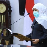 Gubernur Jatim Khofifah Indar Parawansa saat melantik pejabat eselon 3 dan eselon 4 di Gedung Negara Grahadi, Minggu (12/4/2020). foto: ist./ bangsaonline.com