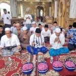 Ketua Umum PAN Zulkifli Hasan, bersama Sekjen Eddy Soeparno dan Pasha Ungu saat tabur bunga di Makam Syaikhona Kholil.